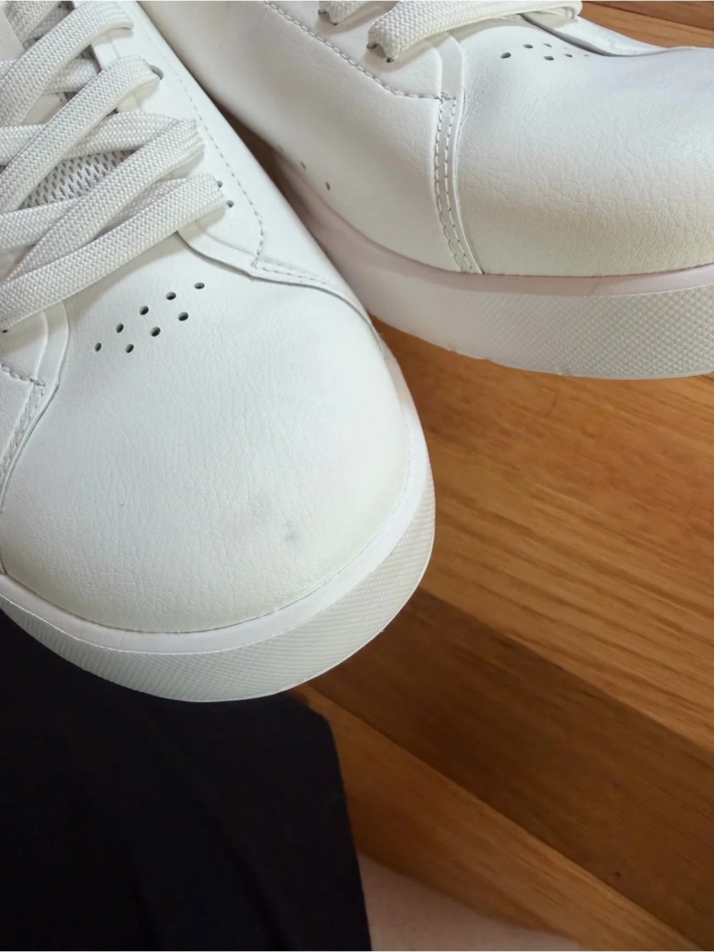 On Running THE ROGER Advantage Tennis Sneaker